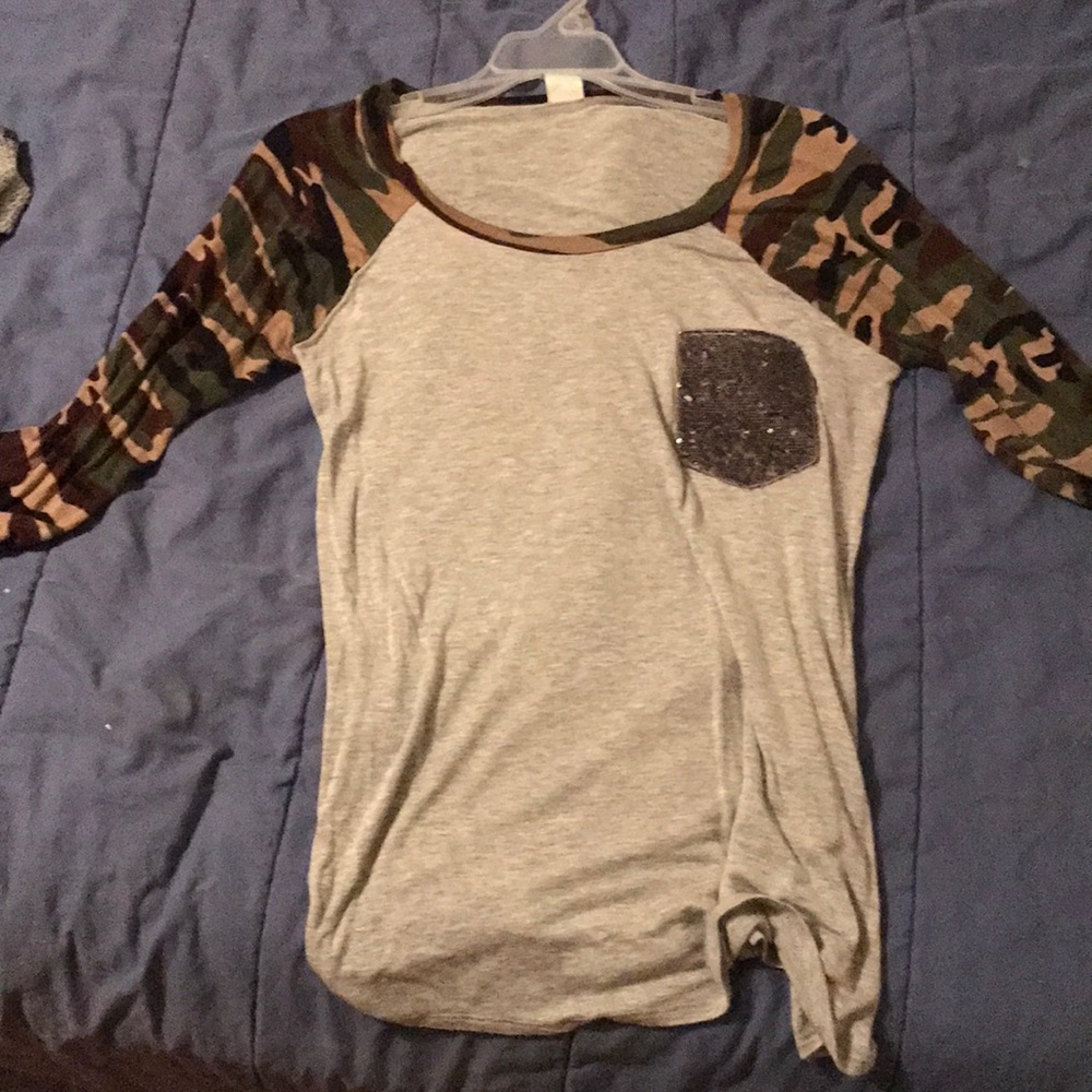 Camo baseball tee, with sequin pocket